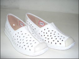 溫州富龍鞋業(yè) 匠心獨(dú)運(yùn)，步履不?！瑯I(yè)展覽引領(lǐng)行業(yè)新風(fēng)尚